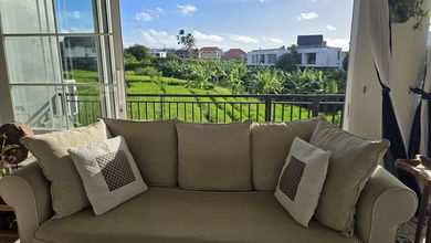 Villa dengan Pemandangan Sawah Jalan Kaki ke Pantai Berawa