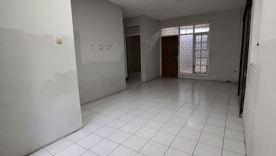 Kesempatan Rumah di Cimahi Utara, Cimahi, LB 100m², Harga 2,3 Miliar
