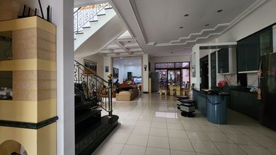 Hunian Mewah di Singgasana, Bandung, 5 Kamar Tidur, LT 300m²