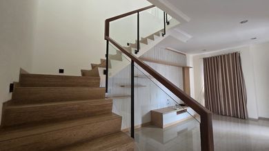 Hunian Mewah di Mekar Wangi, Bandung, 5 Kamar Tidur, LT 180m²