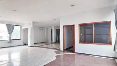 Sewa Gedung Cicendo Lahan Parkir Luas