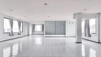 Sewa Gedung di Cicendo Lahan Parkir Luas, Lebar Muka 20 Meter