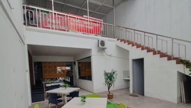 Ruko 3 Lantai Cocok Untuk Ruang Usaha di Batununggal Indah Raya