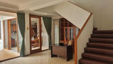 Rumah Mewah di Kawasan Setra Duta, Bandung, LB 500m², Harga 9,5 Miliar
