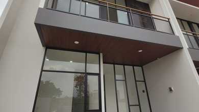 Rumah Elite di Kawasan Setra Duta, Bandung, LB 210m², Harga 3,1 Miliar