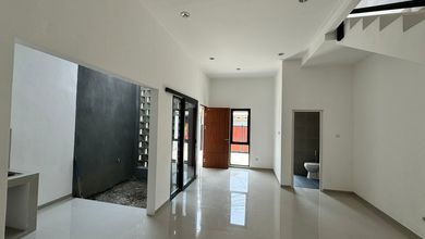 Jual Rumah Cantik Luas 96 m2 di Taman Kopo Indah, Bandung