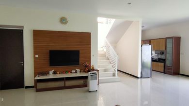 Hunian Elegan di Taman Holis Indah, Bandung, 4 Kamar Tidur, LT 405m²