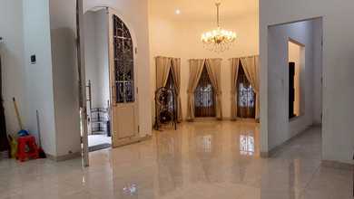 Hunian Elite di Kawasan Antapani, Bandung, LB 214m², Harga 7 Miliar