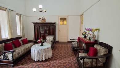 Hunian Elegan di Riau, Bandung, 5 Kamar Tidur, LT 976m²