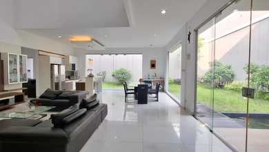 Rumah Area Premium Singgasana, Bandung - Harga Menarik 18,5 Miliar