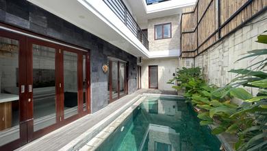 VILLA MODERN TROPICAL 3 BEDROOMS DI LOKASI PREMIUM KEROBOKAN