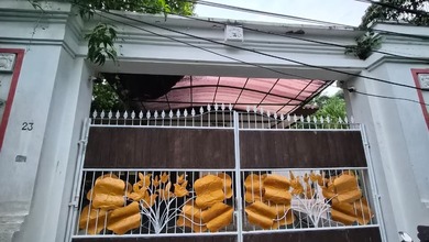 Private Villa Mumbul Nusa Dua. Zona Pemukiman. Lantai 2 Dapat View Teluk Benoa. Terdapat 1 Dapur Kotor, 1 Kamar Pembantu. Parkir untuk 2 Mobil Garnis dan 2 Mobil Carport. Dilengkapi Pool dan Taman.