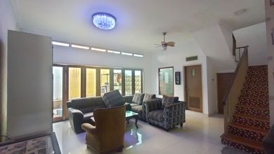 Rumah Mewah di Kawasan Buah Batu, Bandung, LB 320m², Harga 3,2 Miliar