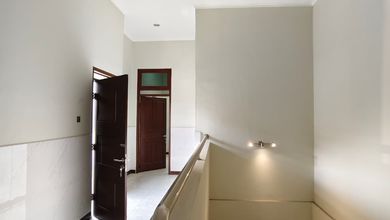 Rumah Prestisius di Kawasan Holis Cigondewah, Bandung, LB 128m², Harga 2,8 Miliar