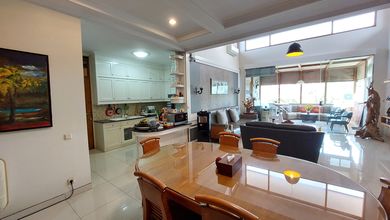 Rumah Mewah di Cidadap, Bandung, 4 Kamar Tidur, LT 495m²