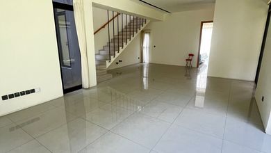 Rumah Sewa Nyaman Lokasi Kota Baru Parahyangan, Bandung, LB 196m²