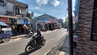 Jual Deretan Ruko Kecil Sepaket Dengan Kost Kostan dan Rumah Di Gunung Batu Pasteur, traific ramai