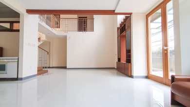 Rumah Prestisius di Kawasan Cidadap, Bandung, LB 250m², Harga 3,9 Miliar