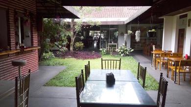 Gedung Komersil Lokasi Oke 600m2 Dijual di Cipaganti