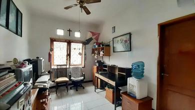 Kesempatan Rumah di Setra Duta, Bandung, LB 180m², Harga 2,5 Miliar