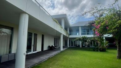 Beachfront Villa Freehold - Villa Modern 2 Lantai Fully Equipped, Pemandangan Langsung ke Laut, Rooftop Terrace, dan Cinema Room