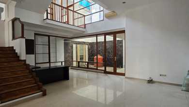 Rumah Elite di Kawasan Singgasana, Bandung, LB 315m², Harga 4,5 Miliar