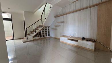 Hunian Prestisius di Kawasan Singgasana, Bandung, LB 240m², Harga 4,2 Miliar