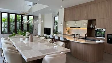 Villa 4 BR Mewah dengan Lift di Seminyak