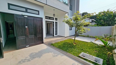 Rumah Elite di Kawasan BSD Griya Loka, Tangerang, LB 250m², Harga 4,7 Miliar