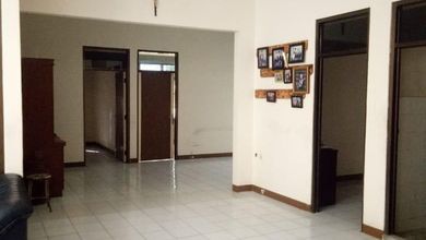 Hunian Elegan di Bojongloa Kidul, Bandung, 5 Kamar Tidur, LT 325m²