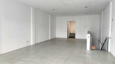 Ruko Luas 2,5 Lantai Hadap Selatan di Mekarwangi Bandung