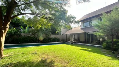 Luxury Villa Umalas Big Pool Big Garden Semi Furnished Vila Di Jl. Tegal Cupek, Kerobokan, Kec. Kuta Utara, Kabupaten Badung, Bali, Shm 1200.0 M²