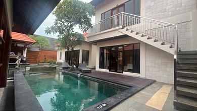 Villa 3 Bedroom Near Batubelig Beach Full Furnished