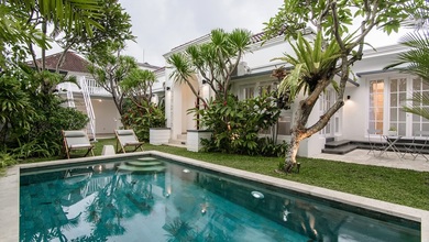 Villa Fully 3BR Furnished dengan Rooftop & Kolam Renang di Tegal Cupek