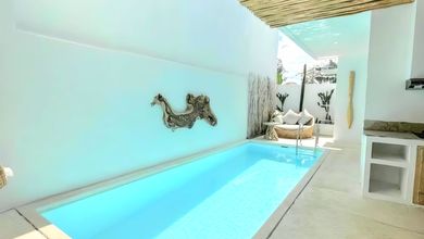 Santorini White Villa — Luxury 2-Bedroom Pool Villa Near Dreamland Beach