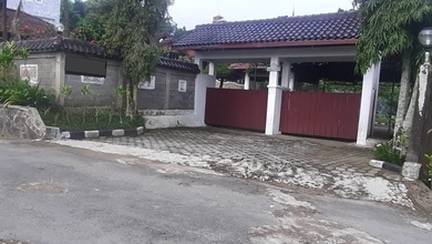 Villa di Kaki Gunung Salak, di Tenjolaya, Bogor