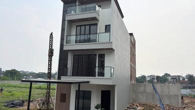 Rumah Mewah di Cilandak, Jakarta Selatan, 4 KT, LT 105m²