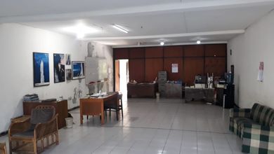 Disewakan Rumah Dengan Ruangan Blong Di Jalan Surya Sumantri