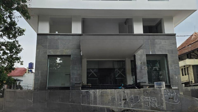 Gedung Modern 3 Lantai di Mainroad Surapati Bandung – Cocok untuk Kantor, Kampus, atau Ruang Usaha Elite di Sayap Dago – Lokasi Strategis, Ada Basement & Lift!