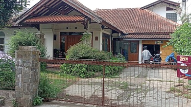 Rumah Elegan di Sayap Dago, Bandung, 8 Kamar Tidur, LT 434m²