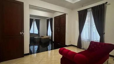 Rumah Elegan di Kebayoran Baru, Jakarta Selatan, 6 Kamar Tidur, LT 240m²
