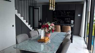 Villa Full Furnished Dago Bandung dengan Kolam Renang dan View Hijau