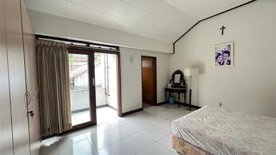 Rumah Mewah di Kawasan Setiabudi, Bandung, LB 300m², Harga 4,5 Miliar