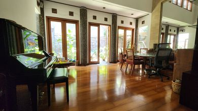 Kesempatan Eksklusif, rumah Mewah di Batununggal, Bandung, LB 550m²
