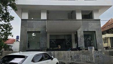 Sewa/ Jual Gedung Baru Surapati 3 Lantai Ada Lift Dan Basement Parkir