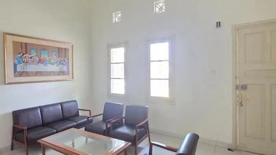 Disewakan Bangunan Komersial Semi Belanda di Sayap Riau, Bandung. Lokasi Strategis Cocok untuk Klinik, Cafe, Kantor