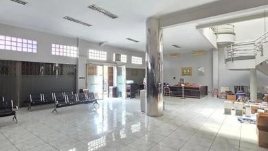 Disewakan Gedung Komersial 3 Lantai di Mainroad Setiabudi Bandung, Cocok untuk Kantor, Klinik, Sekolah