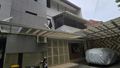 Disewakan Ruang Usaha 3 Lantai Sangat Strategis Cocok untuk Kantor atau Klinik di Sayap Riau Bandung Kota