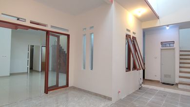 Rumah Dijual di Taman Kopo Indah, Bandung, LB 240m², Harga Kompetitif!