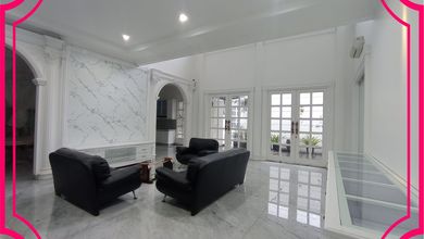 Rumah Elegan di Singgasana, Bandung, 5 Kamar Tidur, LT 450m²